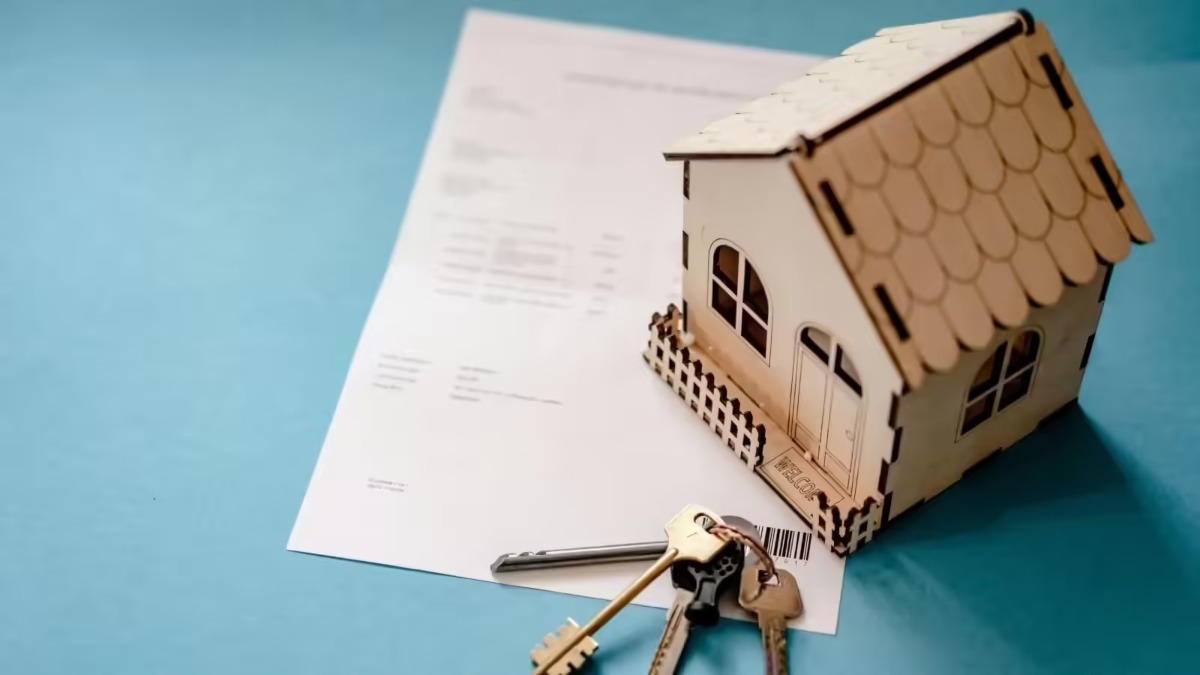 Home Loan Tips 2026 : सिर्फ कम EMI देखकर न लें होम लोन, एक छोटी गलती से लाखों का हो सकता है नुकसान