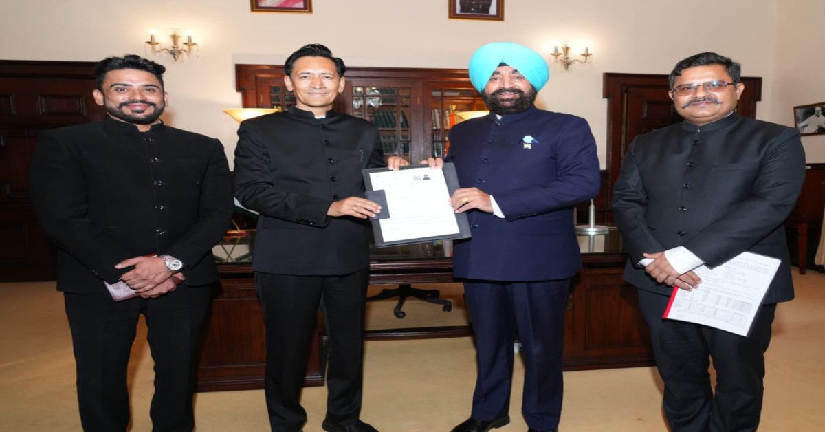 SIR कार्यक्रम के तहत राज्यपाल को सौंपा गया गणना प्रपत्र, आज से शुरू हुई प्रक्रिया