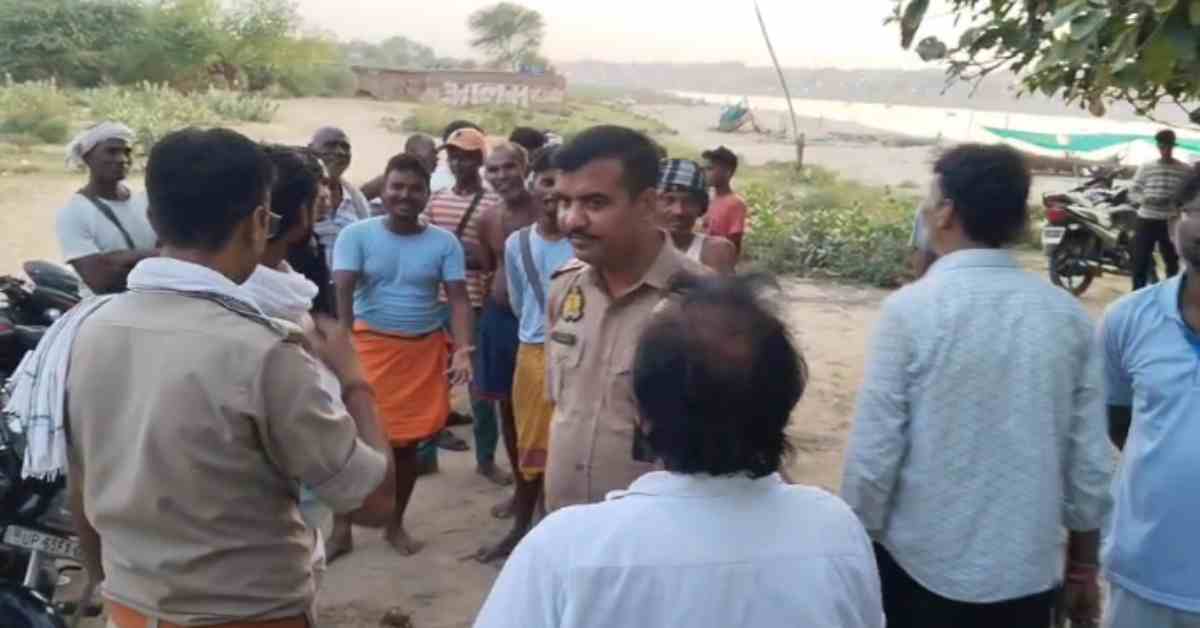 महादेव पधारे हैं! गंगा किनारे जाल में मिला शिवलिंग, आग की तरह फैली बात, बड़ी संख्या में जुट रही श्रद्धालुओं की भीड़