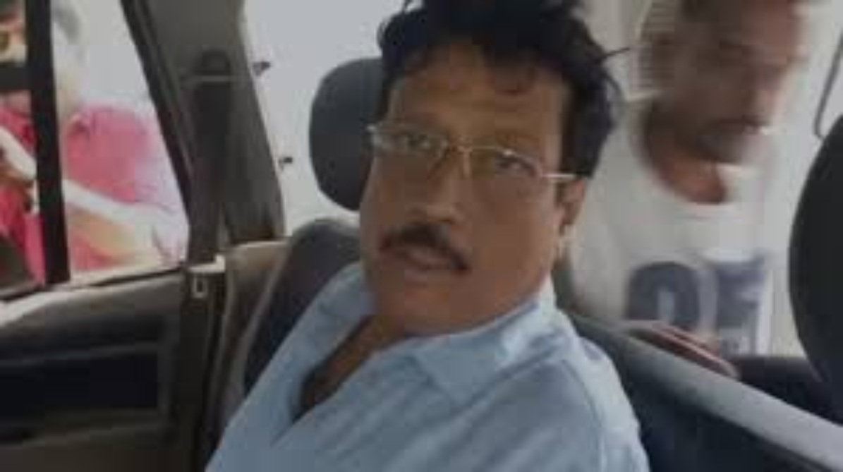 TMC को हर दिन झटका! बिधाननगर के पूर्व चेयरमैन सव्यसाची दत्ता 1 करोड़ की रंगदारी मांगने में गिरफ्तार, गुस्साये लोगों ने बरसाए अंडे-टमाटर