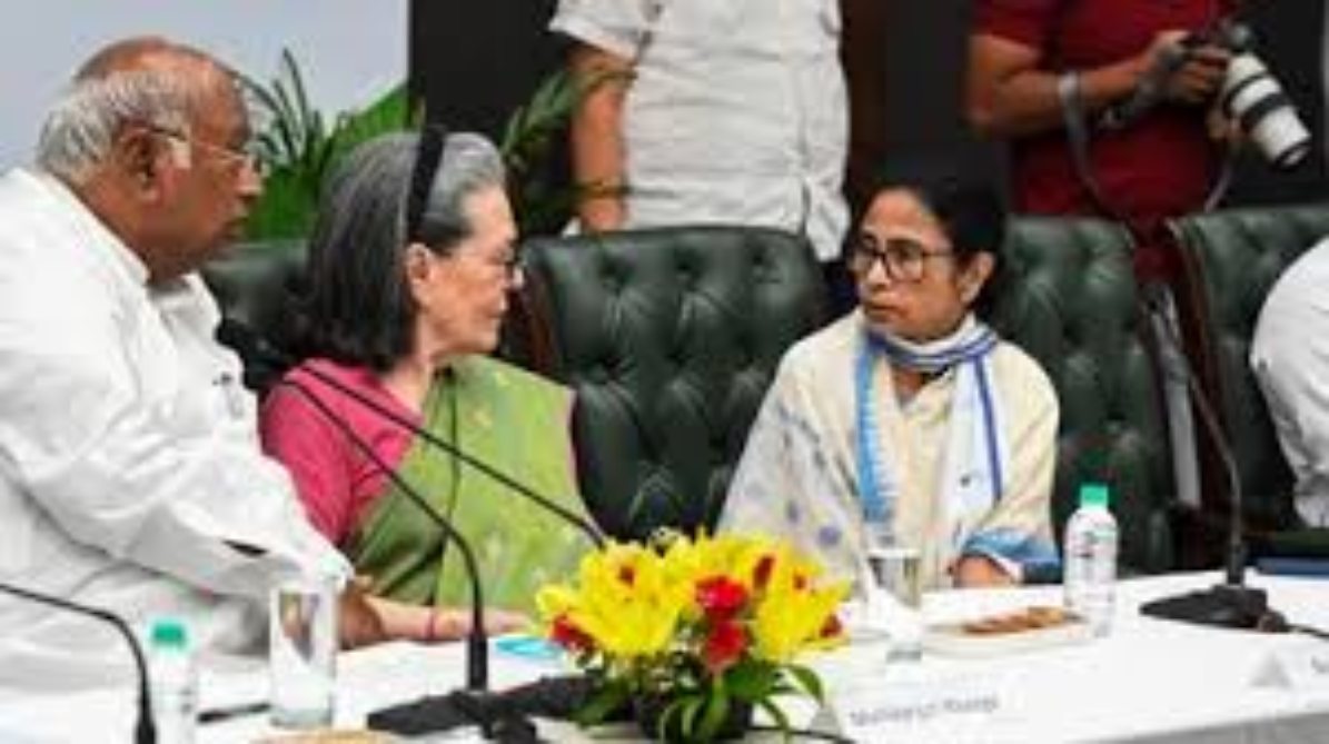 TMC का कांग्रेस में विलय? सोनिया गांधी का ममता को राष्ट्रीय उपाध्यक्ष का ऑफर, अभिषेक बनर्जी को पार्टी महासचिव