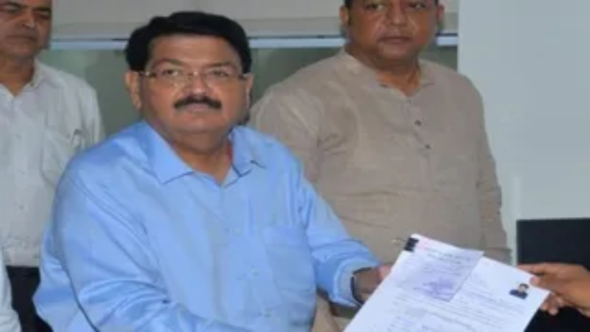 परिमल नथवाणी का नामांकन से होल्ड हटा, विधानसभा के समक्ष धरने पर बैठे कांग्रेस कार्यकर्ता, भाजपा का भी प्रदर्शन