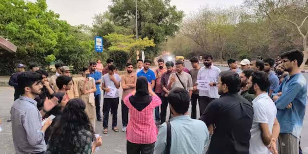 इकरा फिरदौस मामले में JNU में छात्रों ने कैंडललाइट मार्च निकाला, छात्रों का गुस्सा फूटा, तेज़ न्याय की मांग की