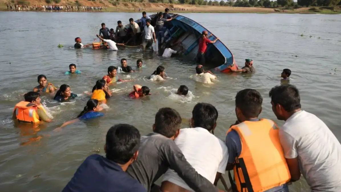 महाराष्ट्र में 35 श्रद्धालुओं से भरी नाव गोदावरी नदी में पलटी, 2 महिलाओं की मौत, कई लोग घायल हुए