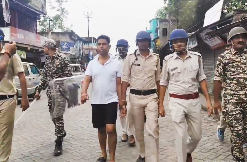 सिर्फ झुका ही नहीं रगड़ दिया गया फालता का ‘पुष्पा’… हाफ पैन्ट और टी-शर्ट में पुलिस ने कराई जहांगीर की परेड
