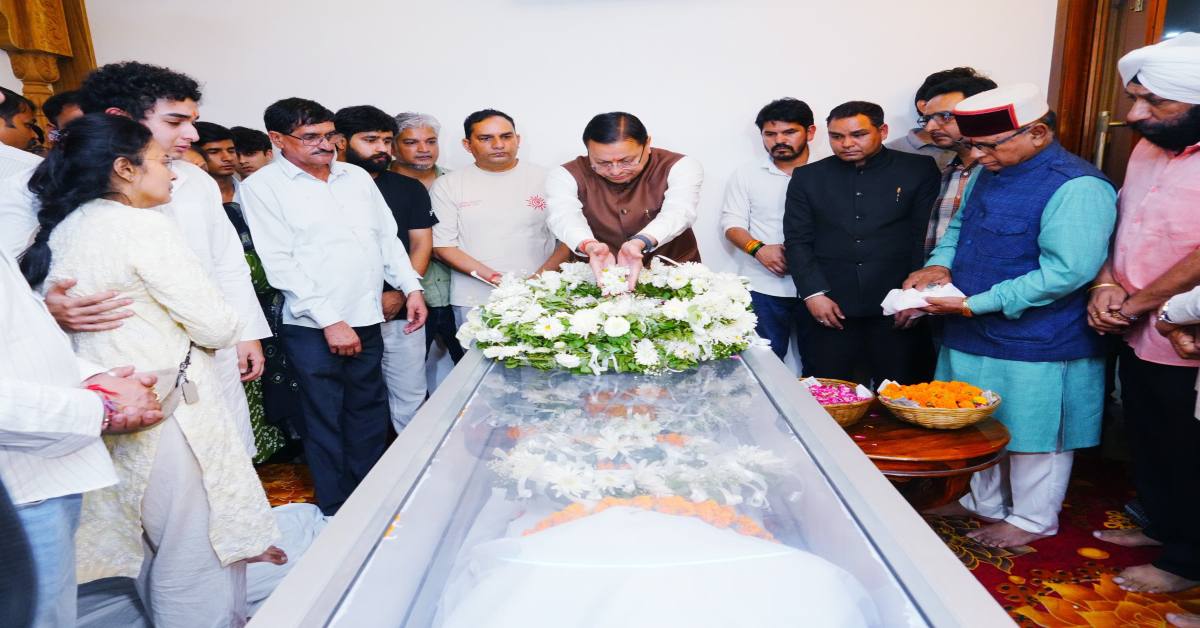 CM धामी ने जसपाल राणा के पार्थिव शरीर पर पुष्प अर्पित कर दी श्रद्धांजलि, कल वाराणसी में होगा अंतिम संस्कार