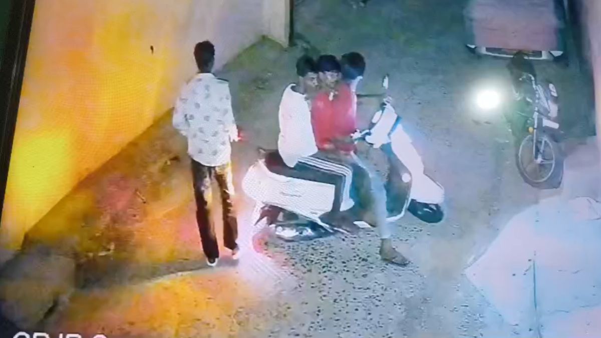 बमबाजी की सिलसिलेवार वारदातों से दहला जबलपुर ! रांझी में बदमाशों का तांडव, CCTV में कैद हुई खौफनाक वारदात