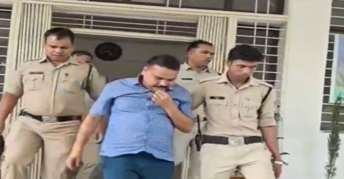 ​खाकी का ‘हाथ’ पड़ते ही ढीली हुई ‘रसूख’ की पैंट: फर्जी id से अश्लीलता फैलाने वाला अतिक्रमणप्रभारी सलाखों के पीछे