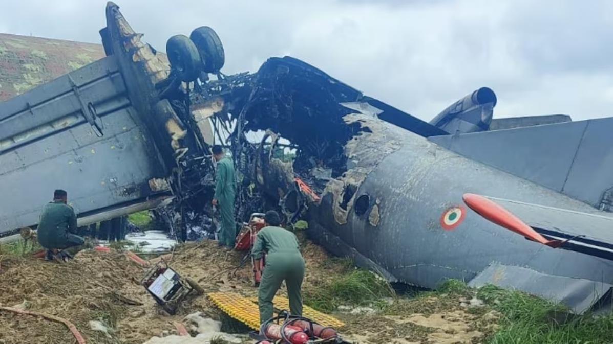असम में IAF का विमान हादसा, एयरबेस पर लैंडिंग के बाद क्रैश, AN-32 दो हिस्सों में बंट गया