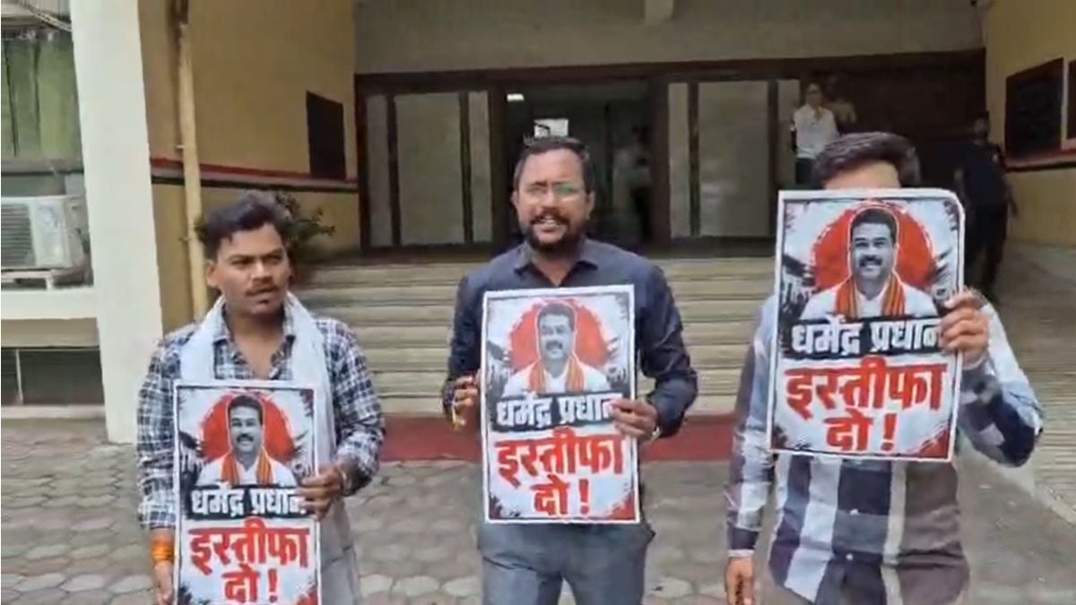 राजधानी में PCC दफ्तर के अंदर घुसी पुलिसः युवा कांग्रेस नेताओं को कॉलर पकड़कर सड़क पर घसीटा, कांग्रेस बोली- ‘यह अपहरण है’