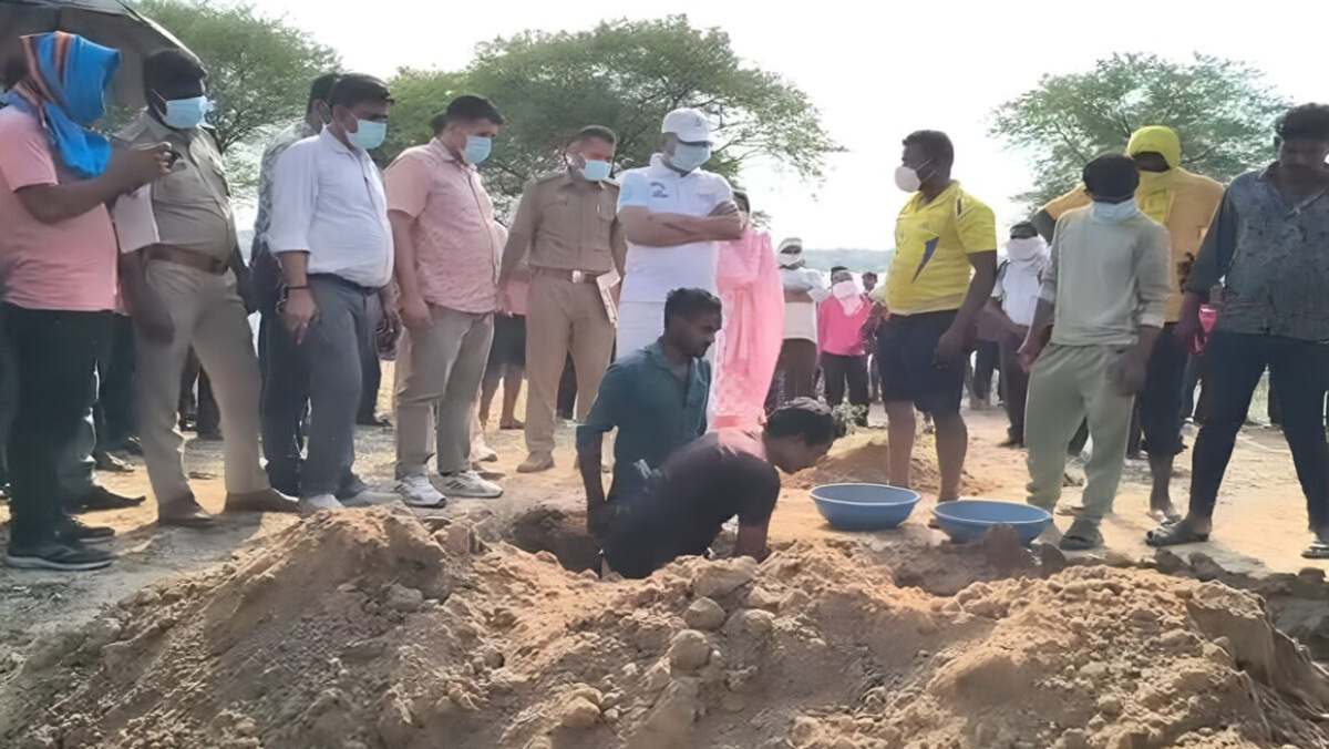 जहरीली शराब से 8 लोगों की मौत: पुलिस ने कब्र खोदकर निकाला ग्रामीण का शव, जांच के लिए भेजे गए सैंपल