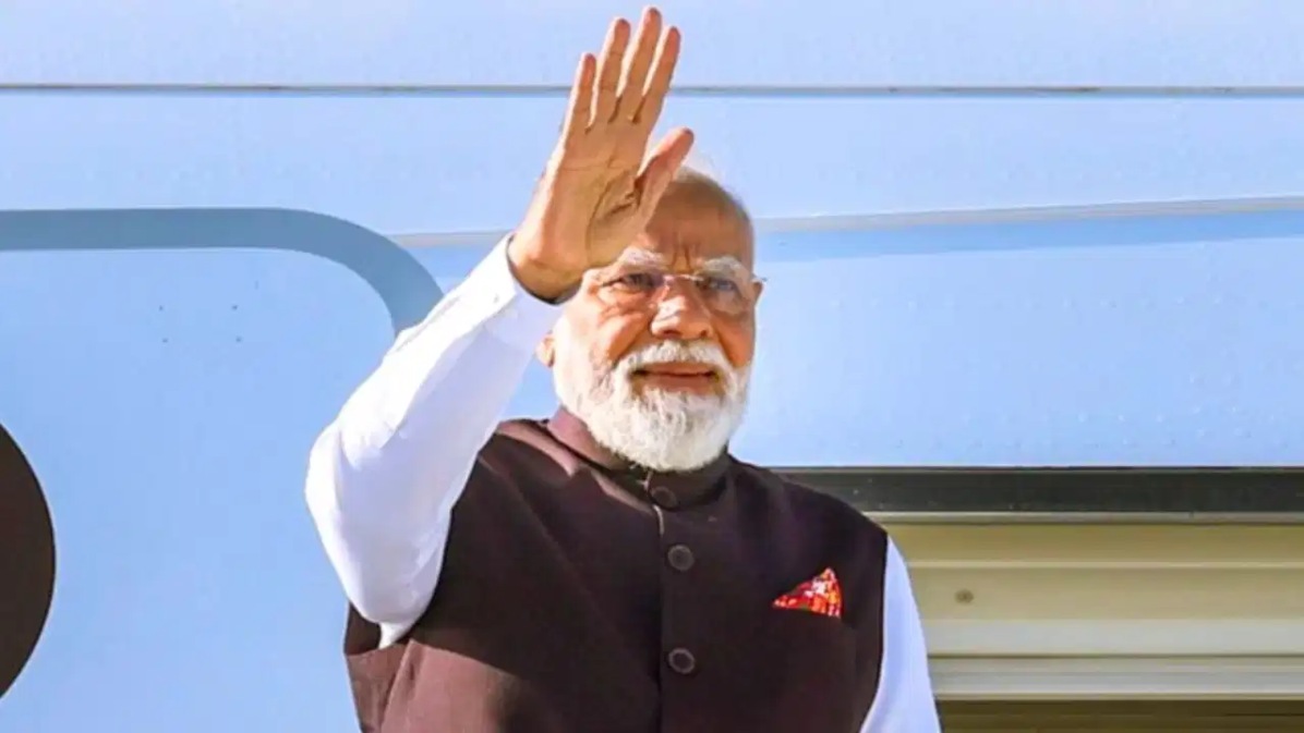दो दिवसीय दौरे पर PM मोदी पहुंचे स्लोवाकिया, राष्ट्रपति पेलेग्रिनी और प्रधानमंत्री फिको से करेंगे मुलाकात, रोटी-नमक से किया शुरुआत