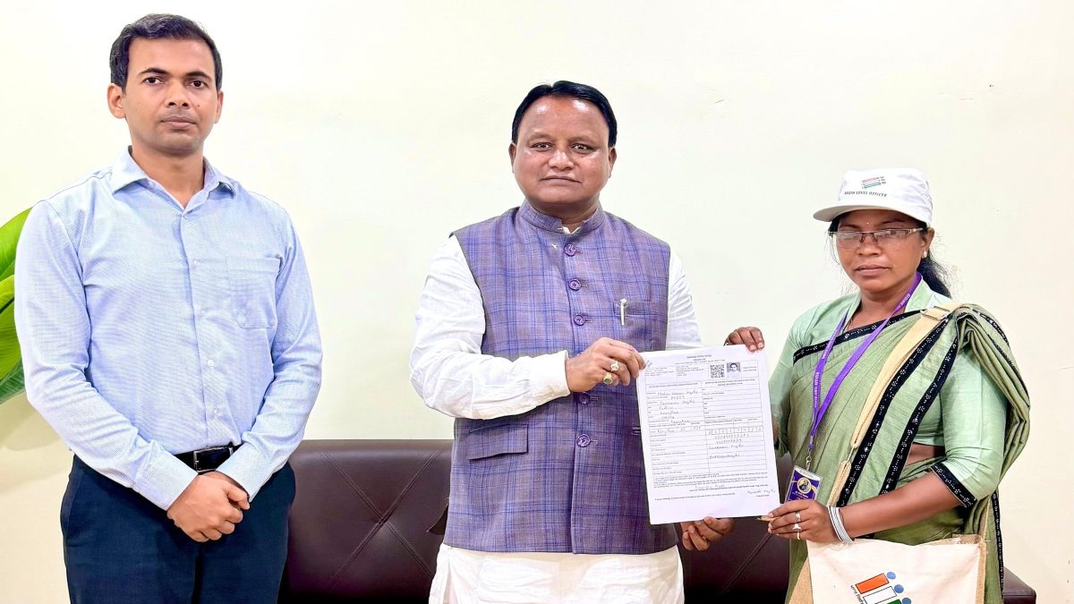 Odisha SIR 2026 : CM मोहन चरण माझी ने मतदाता सूची संशोधन अभियान में लिया भाग, आम जनता के लिए पेश की मिसाल