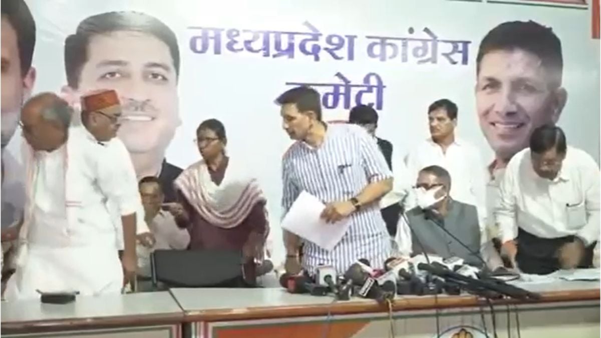 कांग्रेस की प्रेस कॉन्फ्रेंस का नया वीडियो वायरलः जीतू पटवारी के सामने कुर्सी छोड़कर हटे दिग्विजय सिंह