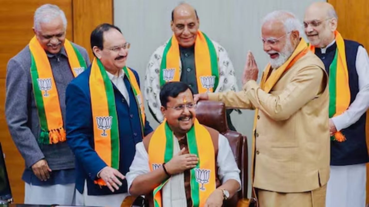 राजनाथ सिंह के आवास पर जुटे BJP के दिग्गज, 2027 में 7 राज्यों की ब्लूप्रिंट की हो रही तैयारी