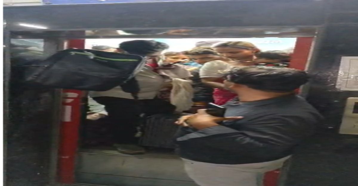 रेलवे स्टेशन पर बड़ा हादसा टलाः ओवरलोडिंग के कारण लिफ्ट में फंसे 15 यात्री, मची चीख-पुकार
