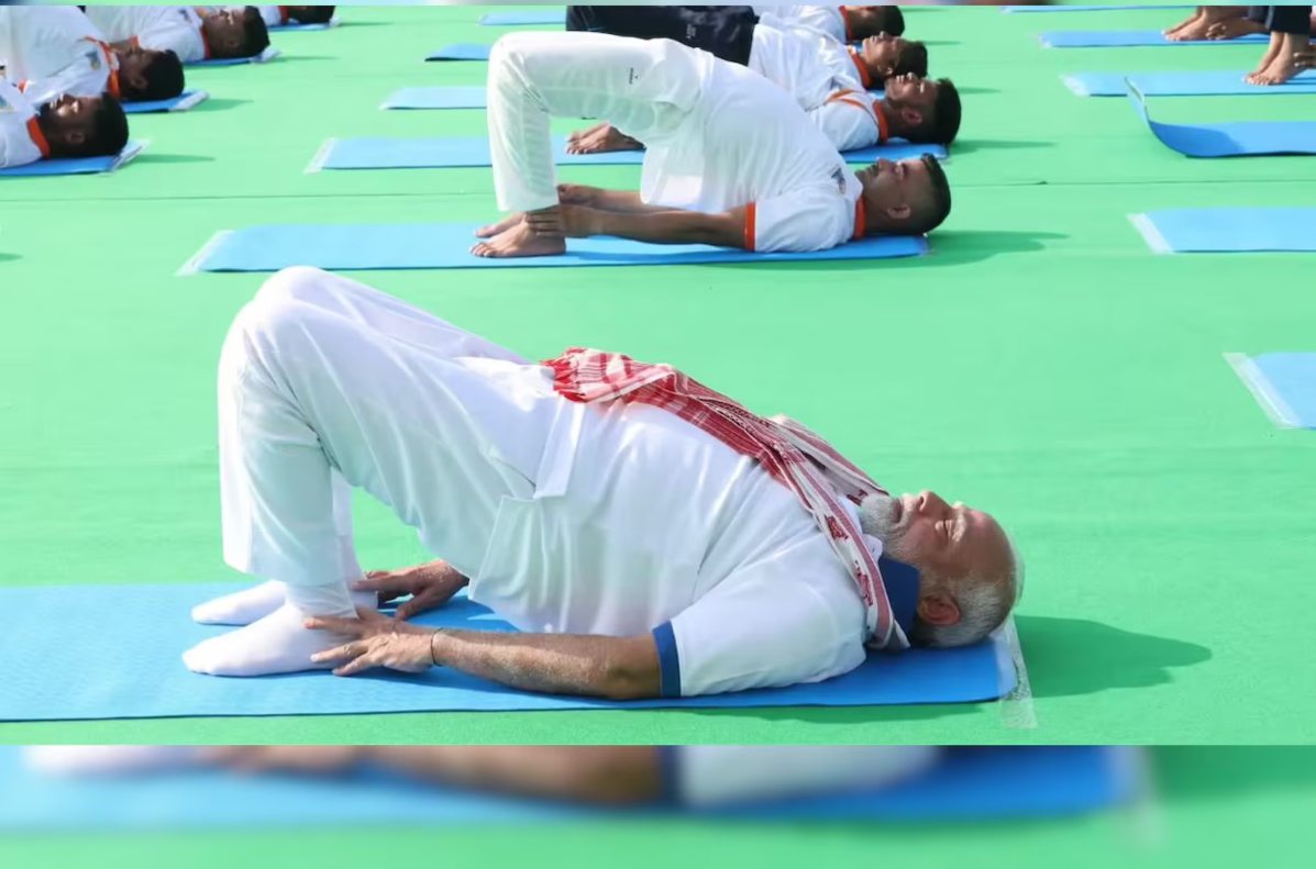 बंगाल में पीएम मोदी ‘योग’ कार्यक्रम पर शुरू हुआ सियासी बवाल, ‘रेड रोड’ पर नमाज न करने देने को लेकर उठाए गए सवाल