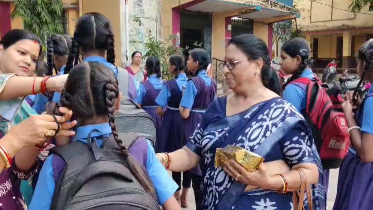 छत्तीसगढ़ में नए शैक्षणिक सत्र की शुरुआत: स्कूलों में दिखा उत्सव का माहौल, विद्यार्थियों का तिलक लगाकर किया गया स्वागत
