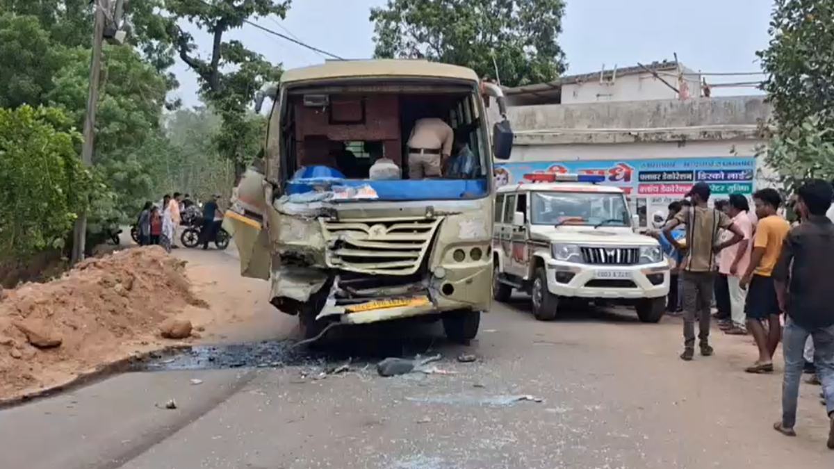 CG News : ट्रक और बस में आमने-सामने भिड़ंत, 6 यात्री घायल, केबिन में फंसा चालक