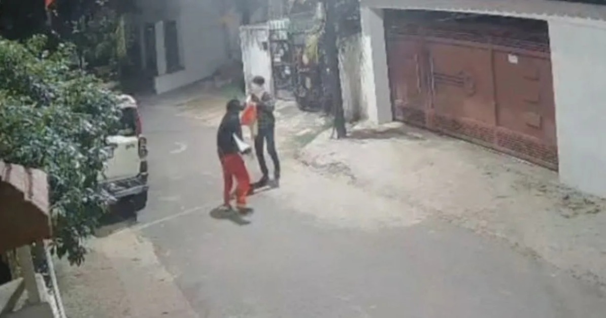 झारखंड में RSS कार्यालय पर पेट्रोल बम से हुआ हमला, एक ने लगाई आग तो दूसरे ने मोबाइल कैमरे से बनाया वीडियो