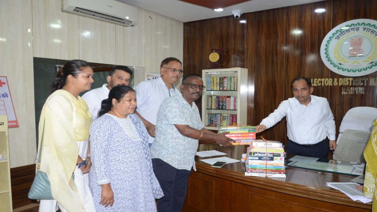 स्मृति पुस्तकालय योजना : राजस्व पटवारी संघ ने दान की प्रतियोगी परीक्षा की पुस्तकें, कलेक्टर ने की सराहना