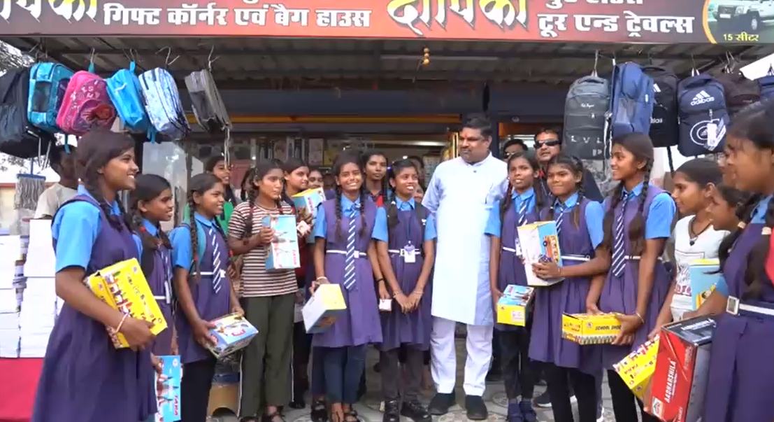 शिक्षा मंत्री ने किया बच्चों से संवाद : गजेंद्र यादव ने स्कूल से लौट रहे विद्यार्थियों को भेंट किए जूते-मोजे, कहा – मन लगाकर करें पढ़ाई