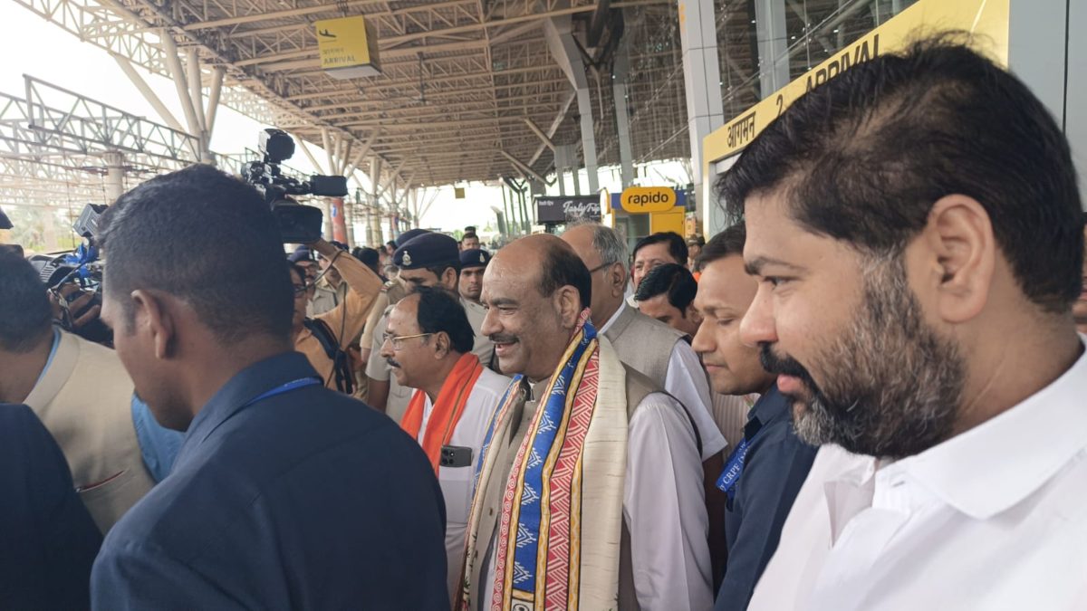 एकदिवसीय रायपुर दौरे पर पहुंचे लोकसभा अध्यक्ष ओम बिरला, जैन समाज के कार्यक्रम में होंगे शामिल