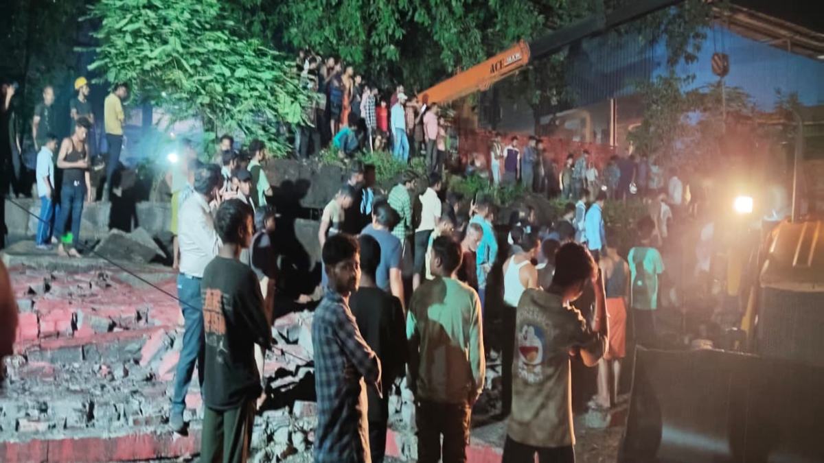 CG में दर्दनाक हादसा : तेज आंधी-तूफान से फैक्ट्री की बाउंड्रीवॉल गिरी, मलबे में दबकर महिला की मौत, दो मजदूर घायल