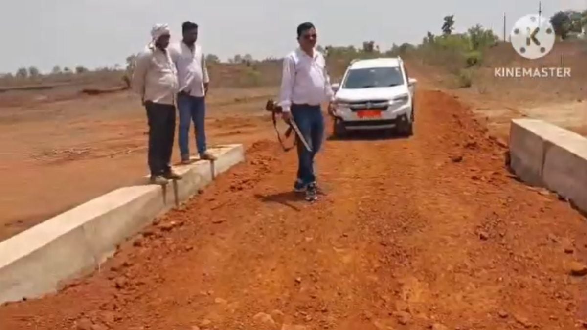 बंदूक के साए में जांच: गुणवत्ताहीन कार्यों पर न उठें सवाल, इसलिए रायफल लेकर फील्ड विजिट पर निकले सब-इंजीनियर
