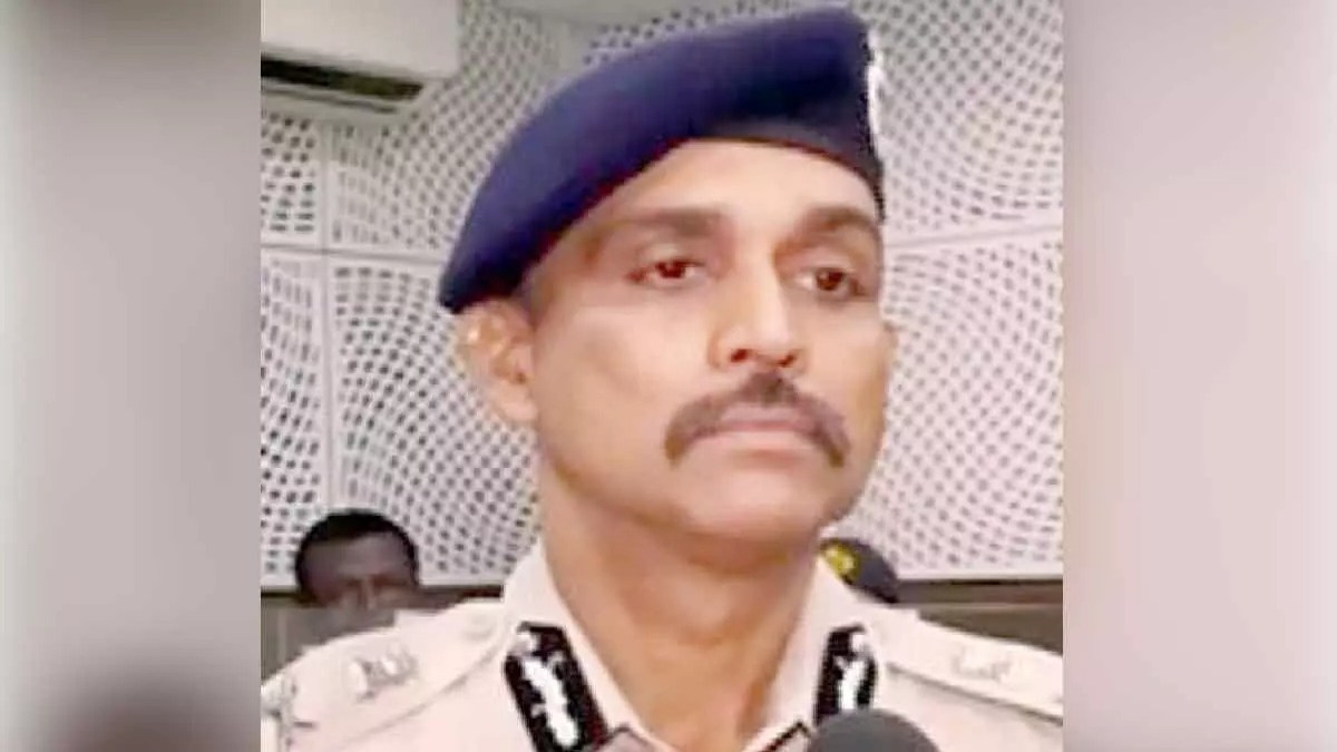IPS दयाल गंगवार के काले कारनामे : सिर्फ सौम्य नहीं, 8 कॉन्स्टेबलों से करा रहे थे घर का काम!