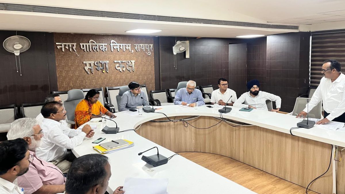 रायपुर नगर निगम के प्लेसमेंट कर्मचारियों ने अनिश्चितकालीन हड़ताल की दी चेतावनी, 7 सूत्रीय मांगों को लेकर कमिश्नर को सौंपा ज्ञापन