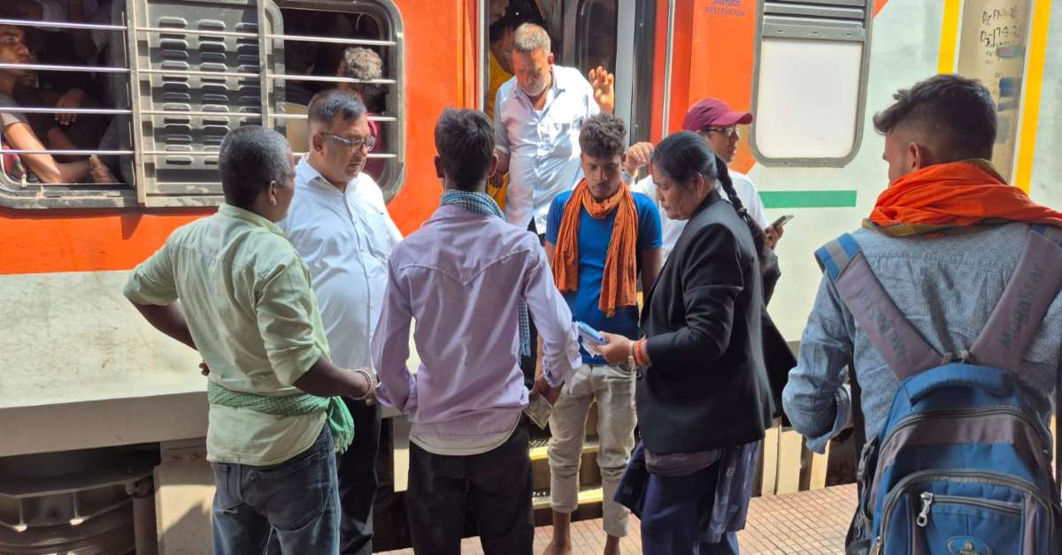 पड़ गए न लेने के देने! बिना टिकट लिए यात्रा कर रहे थे 943 यात्री, रेलवे ने अभियान चलाकर वसूल किया मोटा जुर्माना