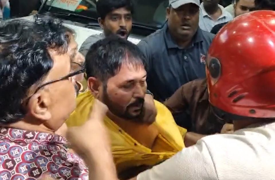 कोलकाता एयरपोर्ट पर TMC-BJP समर्थकों में भिड़ंत, अभिषेक बनर्जी के पहुंचने से पहले मचा हंगामा