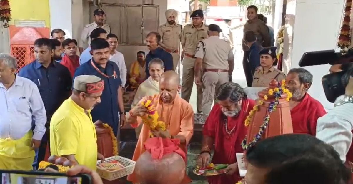 पीतांबरा पीठ पहुंचे UP के सीएम योगी आदित्यनाथ: मां बगलामुखी देवी के किए दर्शन, वनखंडेश्वर महादेव का किया अभिषेक, सुरक्षा के लिए खाली कराया मंदिर