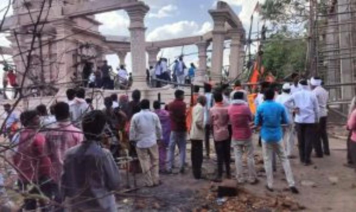 महाराष्ट्र के हनुमान मंदिर में बड़ा हादसा, निर्माणाधीन मारुति मंदिर का छज्जा गिरा, 30 से 40 लोग मलबे में दबे