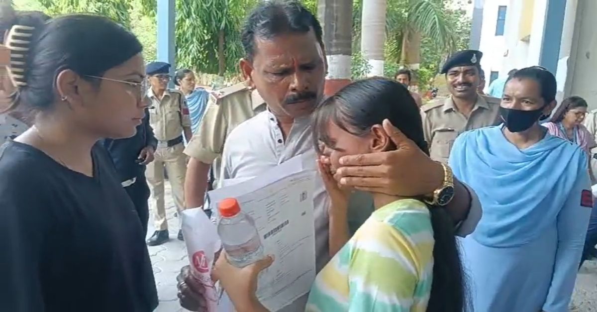 रोती मिली NEET अभ्यर्थीः औचक निरीक्षण पर निकले इंदौर कलेक्टर भड़के, हेल्प डेस्क की मौके पर खुली पोल