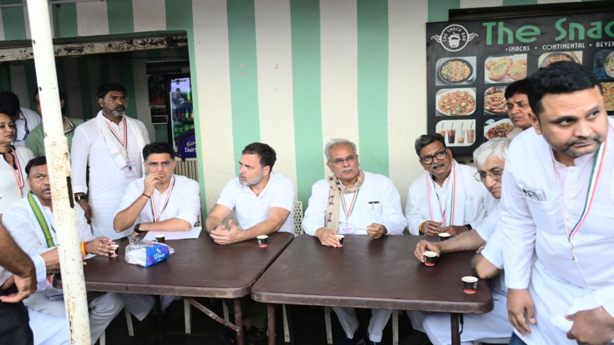 राहुल गांधी अचानक पहुंचे मैगी पॉइंट : चाय-मैगी का उठाया लुत्फ, सचिन पायलट और भूपेश बघेल समेत कई नेता रहे मौजूद, देखें तस्वीरें …