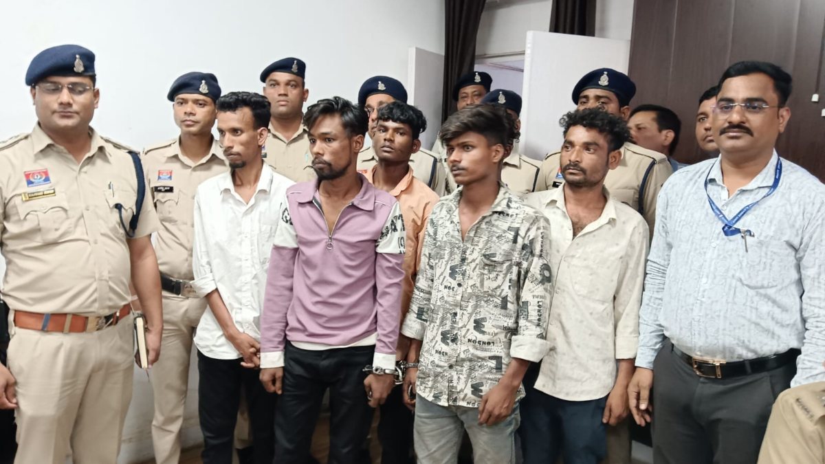 CG Crime News : महिलाओं से लूट और चैन स्नैचिंग करने वाले गिरोह का पर्दाफाश, पुलिस ने 6 अंतरराज्यीय आरोपियों को किया गिरफ्तार