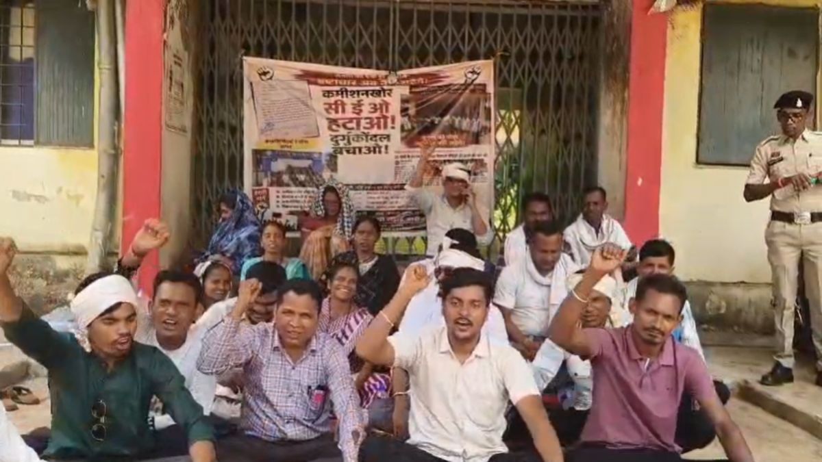 सीईओ के खिलाफ जनप्रतिनिधियों ने खोला मोर्चा : जनपद पंचायत कार्यालय में तालाबंदी कर किया प्रदर्शन, कमीशनखोरी के लगाए आरोप