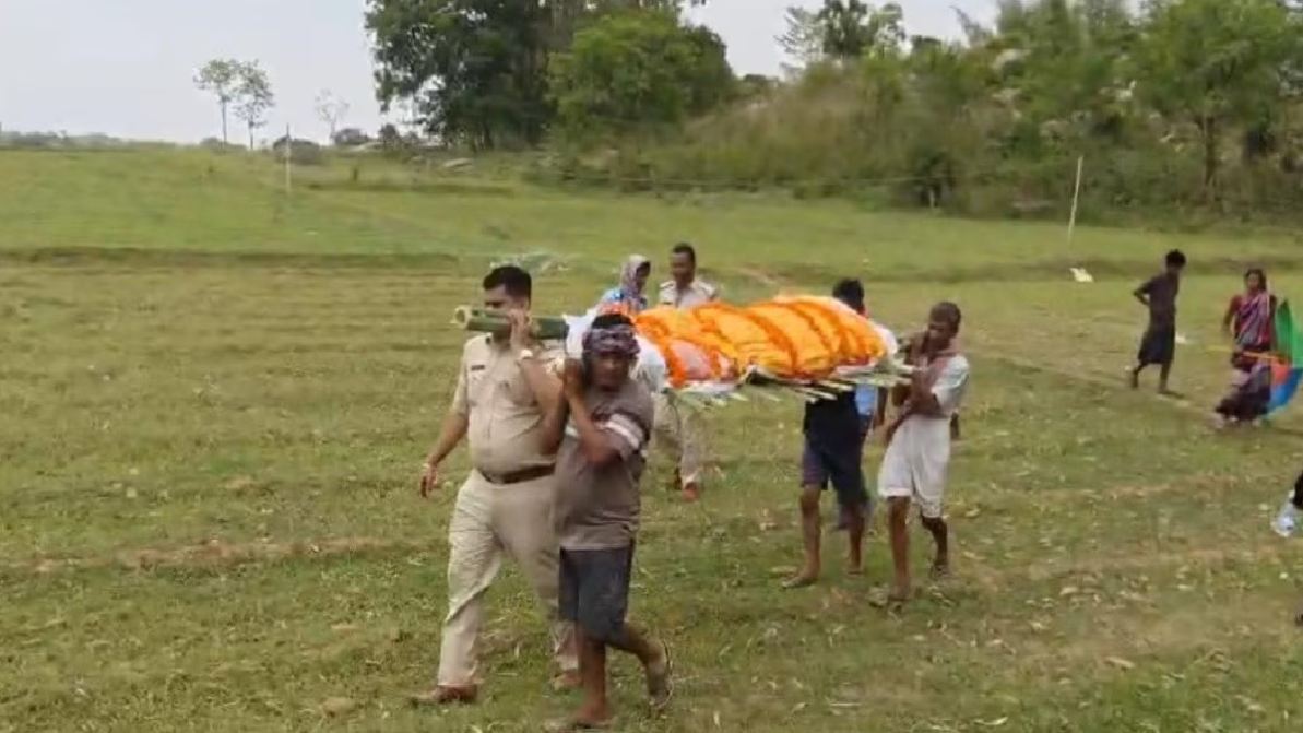 अंधविश्वास में लड़ते रहे दो गांव के लोग, थाना प्रभारी ने खुद दिया अर्थी को कांधा; कराया अंतिम संस्कार