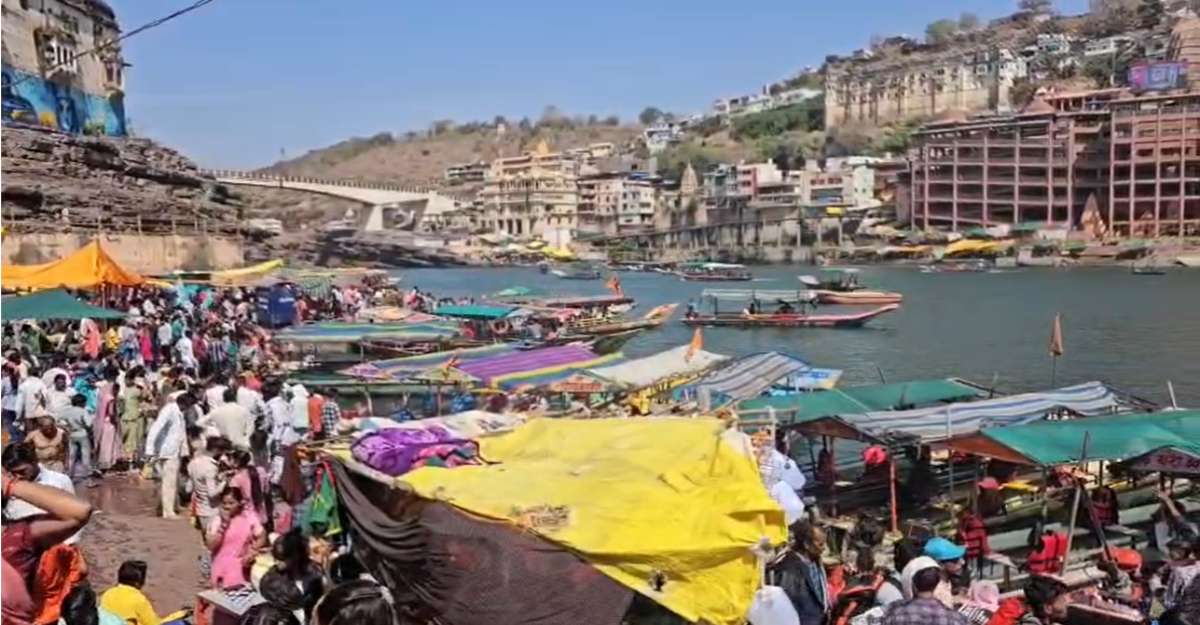 ओंकारेश्वर में नाविक संघ की हड़ताल समाप्तः कलेक्टर की मौजूदगी में फैसला, श्रद्धालुओं की सुरक्षा प्राथमिकता, 1 नाव में अधिकतम 10 सवारियां, लाइफ जैकेट अनिवार्य