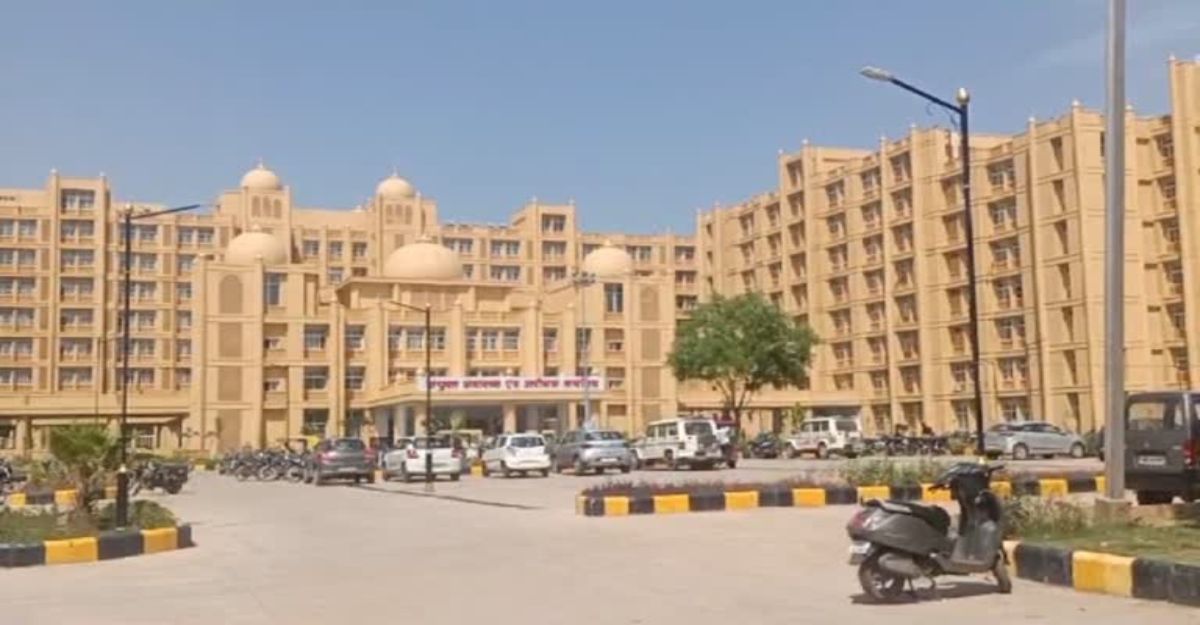 जयारोग्य अस्पताल में पार्किंग के नाम पर अवैध वसूलीः सहायक अधीक्षक ने खुद वीडियो बनाकर पकड़ी चोरी, ठेकेदार पर 50 हजार का जुर्माना