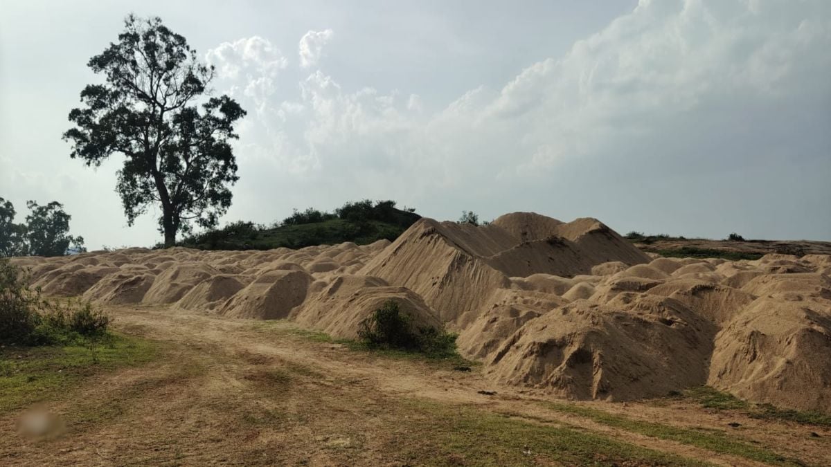अवैध रेत उत्खनन पर प्रशासन की बड़ी कार्रवाई, 200 ट्रैक्टर-ट्रॉली रेत जब्त, 1.46 लाख रुपये का ठोका जुर्माना
