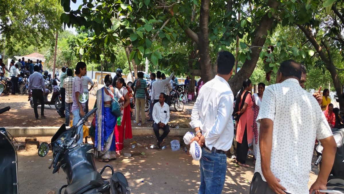 रायपुर में धर्मांतरण का मामला: दो पास्टर गिरफ्तार, ईसाई समाज ने थाने में जमकर किया विरोध
