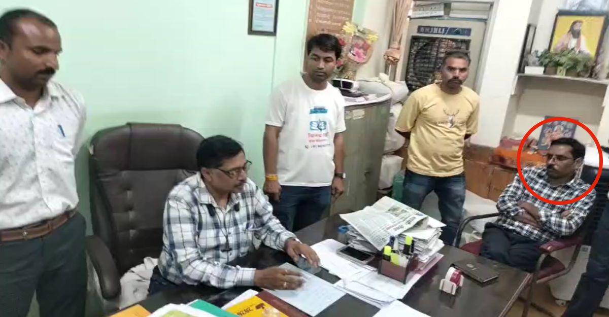 लंबा हाथ मारने के पहले चढ़े लोकायुक्त के हत्थेः ₹1 लाख की रिश्वत लेते जिला संयोजक सहित 2 अफसर गिरफ्तार, विदाई समारोह से ठीक पहले कार्रवाई