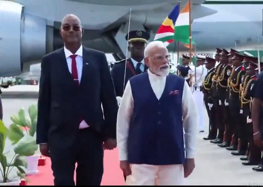 तीन दिवसीय सेशेल्स दौरे पर पहुंचे PM मोदी, राष्ट्रपति पैट्रिक हर्मिनी ने किया गर्मजोशी से स्वागत