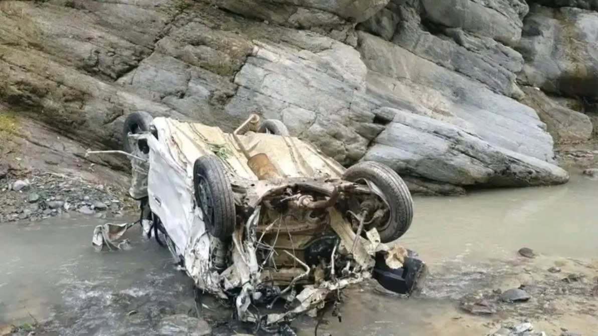 हिमाचल के चंबा में 300 फीट गहरी खाई गिरी कार, 4 लोगों की मौके पर मौत
