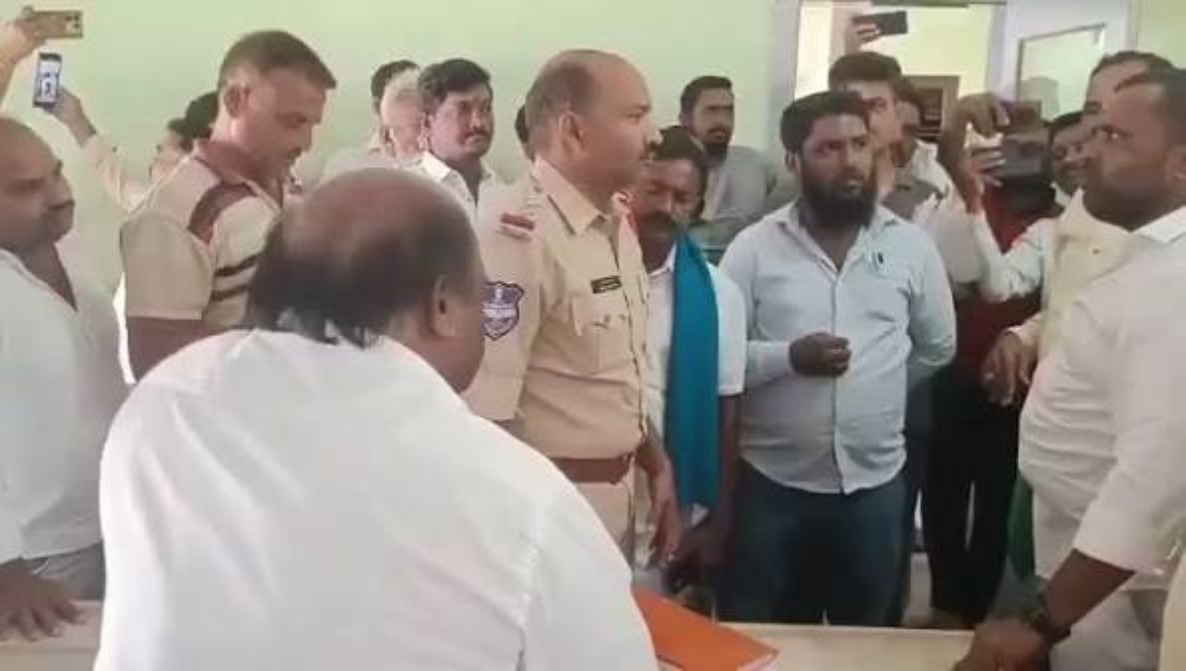 गैर-मुस्लिम छात्रों को उर्दू सिखाने के आरोप में तेलंगाना में बवाल, कांग्रेस नेता ने सरकार से की बड़ी मांग, BJP नेताओं सहित 20 लोगों पर FIR