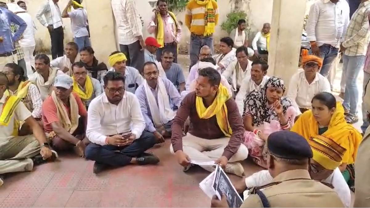 आदिवासी समाज के खिलाफ अभद्र टिप्पणी : FIR दर्ज नहीं होने पर कोतवाली में समाज के लोगों ने दिया धरना, कार्रवाई की मांग