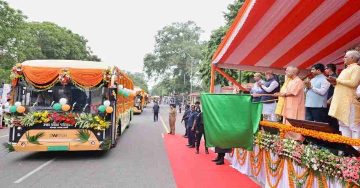 नोएडा को बड़ा तोहफा: CM योगी ने 45 इलेक्ट्रिक बसों को हरी झंडी दिखाकर किया रवाना, कहा- सार्वजनिक परिवहन को मिलेगी नई मजबूती